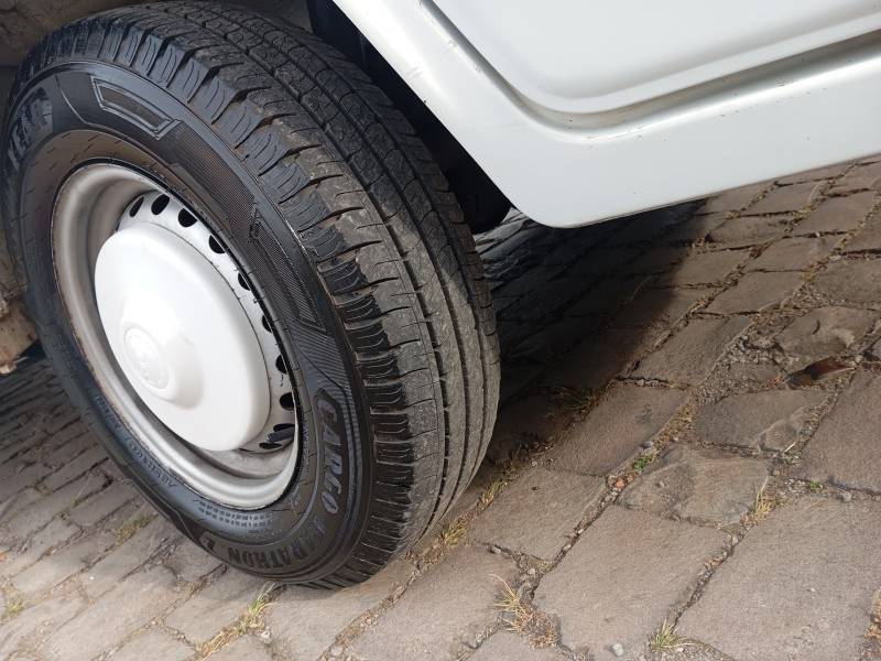 VOLKSWAGEN - KOMBI - 2000/2000 - Branca - R$ 29.900,00