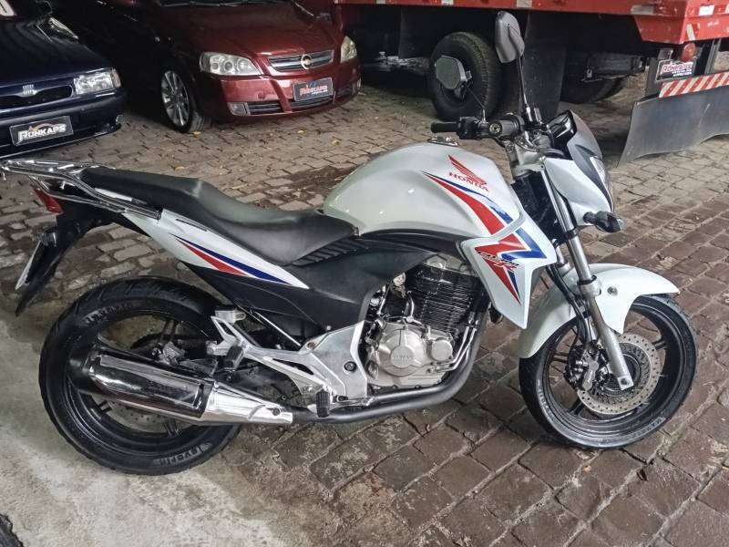 HONDA - CB 300R - 2015/2015 - Branca - R$ 17.900,00