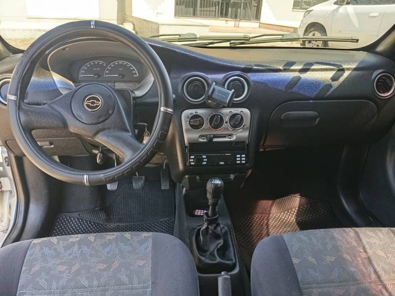 CHEVROLET - CELTA - 2002/2002 - Prata - R$ 18.900,00