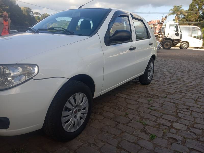 FIAT - PALIO - 2015/2015 - Branca - R$ 33.900,00