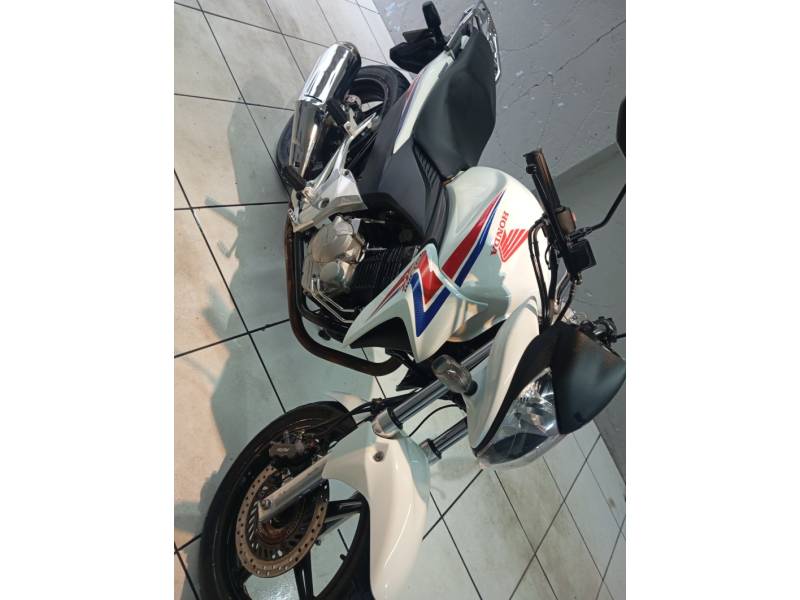 HONDA - CB 300R - 2015/2015 - Branca - R$ 17.900,00