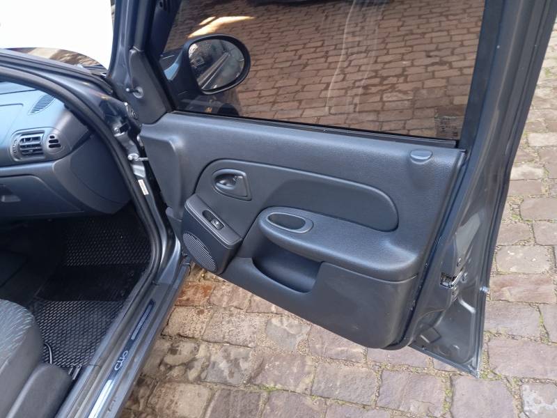 RENAULT - CLIO - 2016/2016 - Cinza - R$ 36.900,00