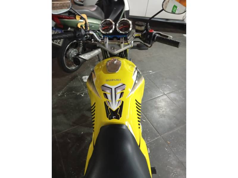 SUZUKI - YES - 2011/2011 - Amarela - R$ 7.900,00