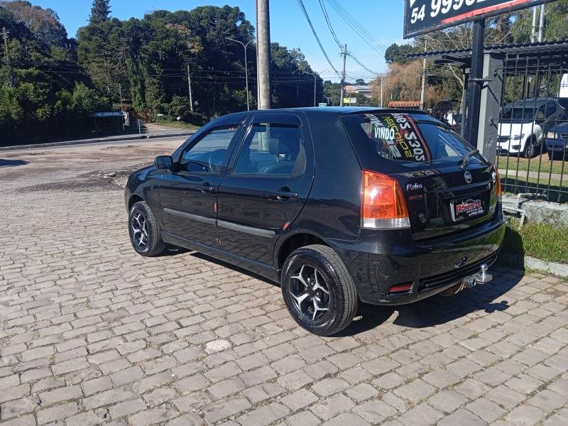 FIAT - PALIO - 2005/2005 - Preta - R$ 15.900,00