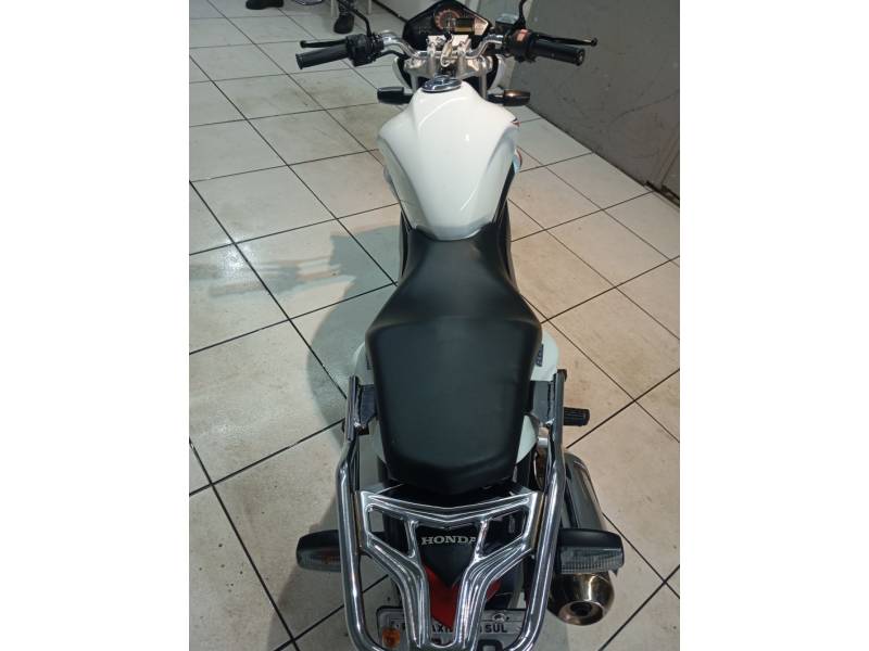 HONDA - CB 300R - 2015/2015 - Branca - R$ 17.900,00