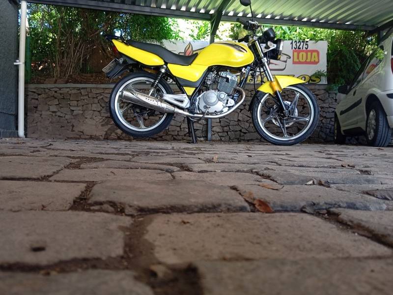 SUZUKI - YES - 2011/2011 - Amarela - R$ 7.900,00