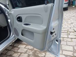 RENAULT - CLIO - 2006/2006 - Prata - R$ 19.900,00
