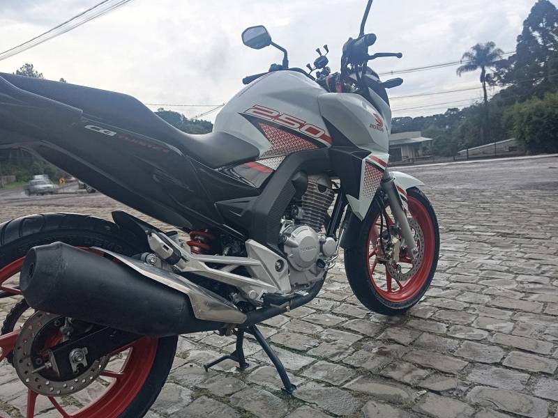 HONDA - CB 250F TWISTER - 2022/2022 - Branca - R$ 23.500,00