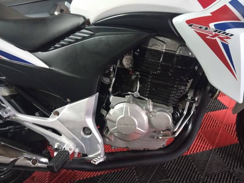 HONDA - CB 300R - 2015/2015 - Branca - R$ 17.900,00